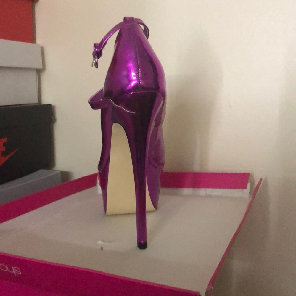 Heels - Picture 2 of 3